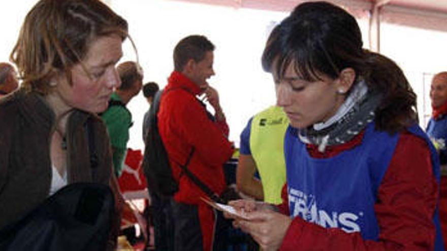 Lizzy Hawker, campeona del año pasado de la prueba de 123 km, recoge su dorsal ayer. i LP/DLP