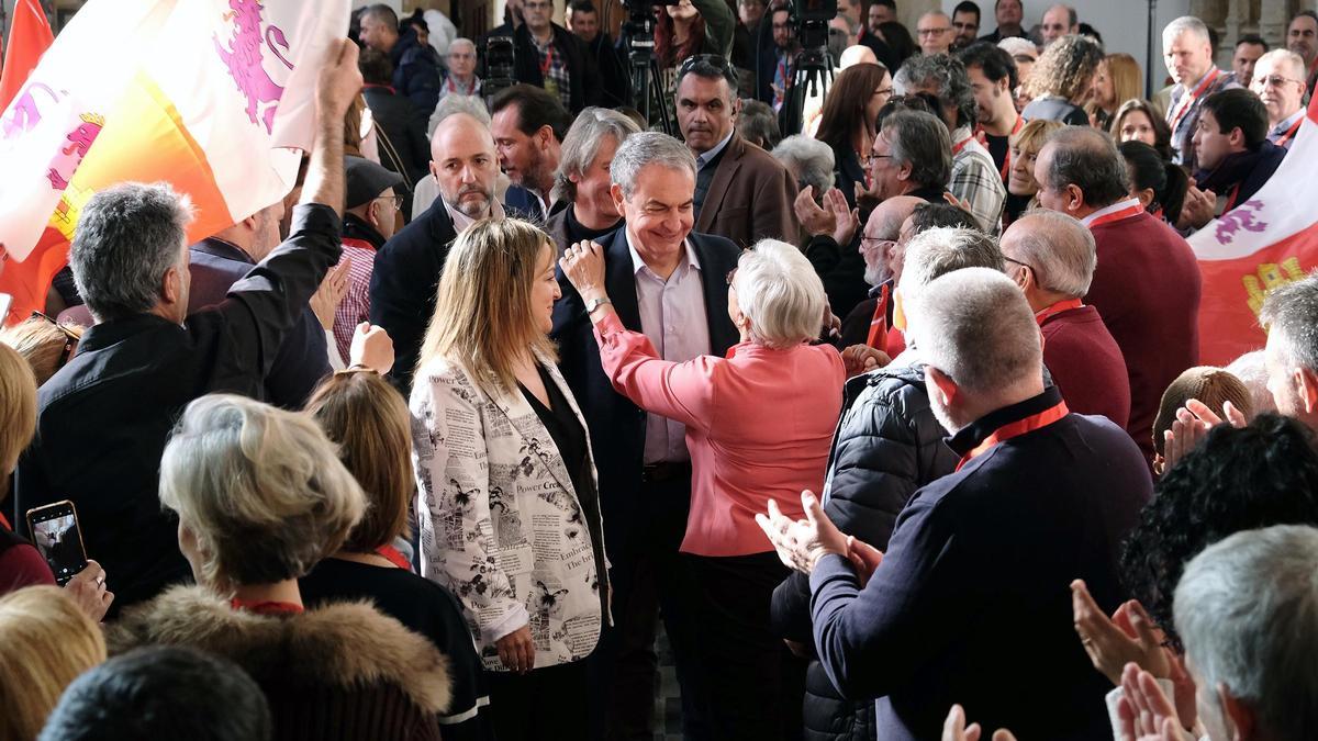 José Luis  Rodríguez Zapatero es recibido en  la Escuela de Gobierno celebrada en Salamanca.