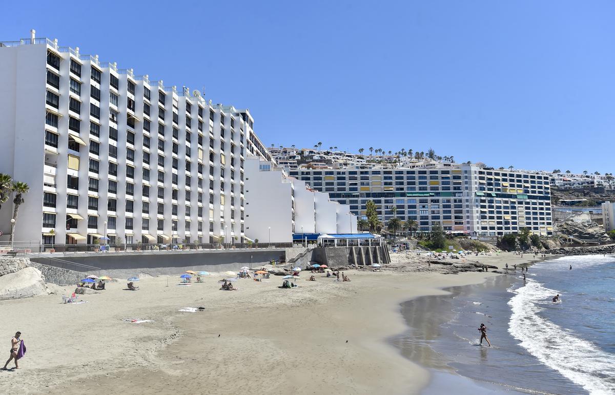 Apartamentos Don Paco y, al fondo, el hotel Doñana, en la playa de Patalavaca (Mogán).