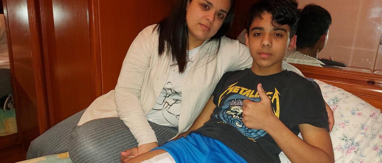 Santiago y su madre, aún con el susto en el cuerpo tras la agresión que sufrió el adolescente.