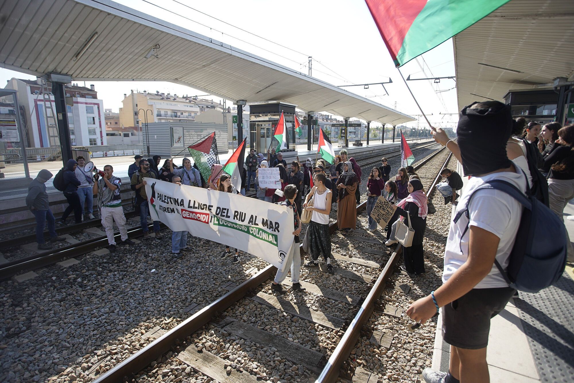 Girona estació tren convencional vies tallades manifestació propalestina intersindical