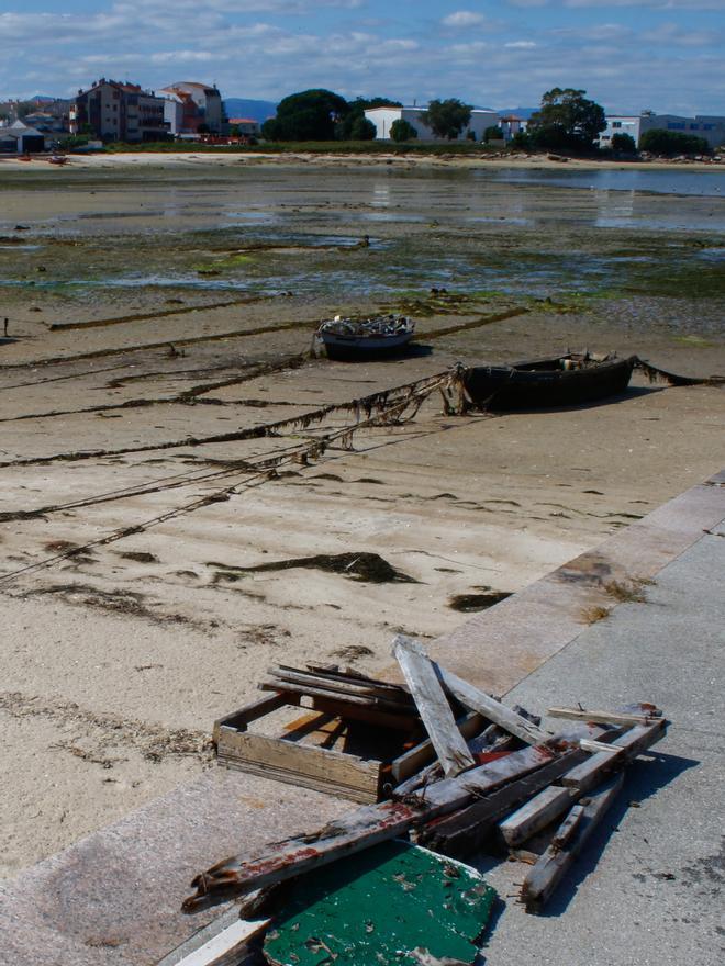 Restos de embarcaciones en Terra de Porto, ayer.