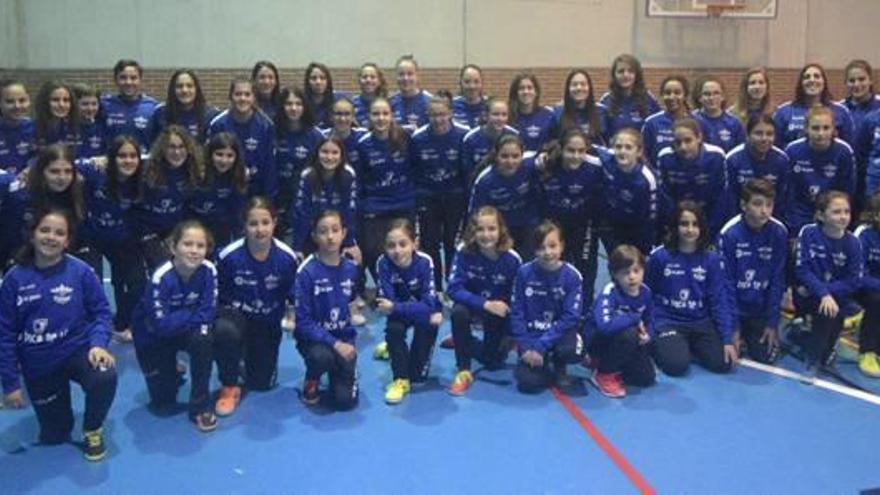 Todas las integrantes de los equipos alcantarilleros de fútbol sala.