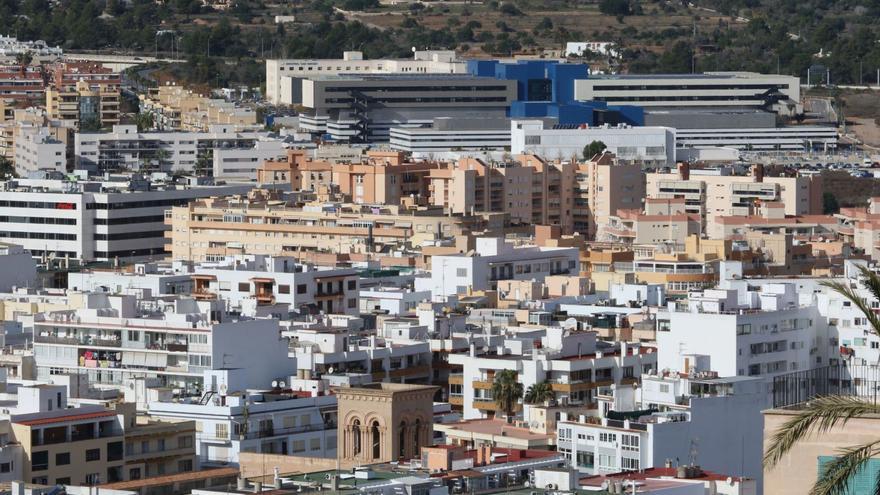 Vista general de una parte de la ciudad de Eivissa, con el Hospital Can Misses al fondo. | VICENT MARÍ