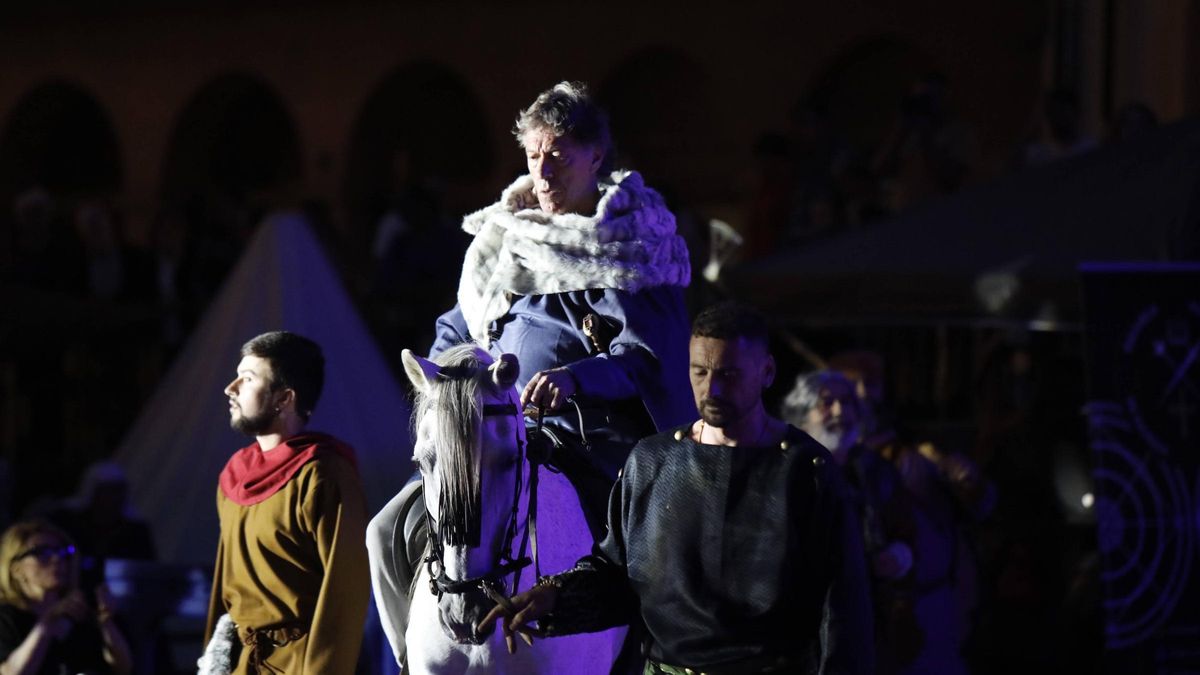 IMÁGENES: Recreacion de "El primer peregrino" en la plaza de la Catedral de Oviedo