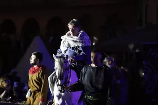 IMÁGENES: Recreacion de "El primer peregrino" en la plaza de la Catedral de Oviedo