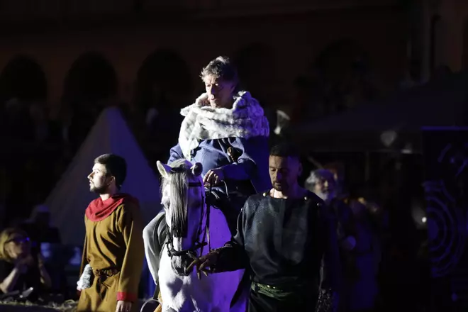 IMÁGENES: Recreacion de "El primer peregrino" en la plaza de la Catedral de Oviedo