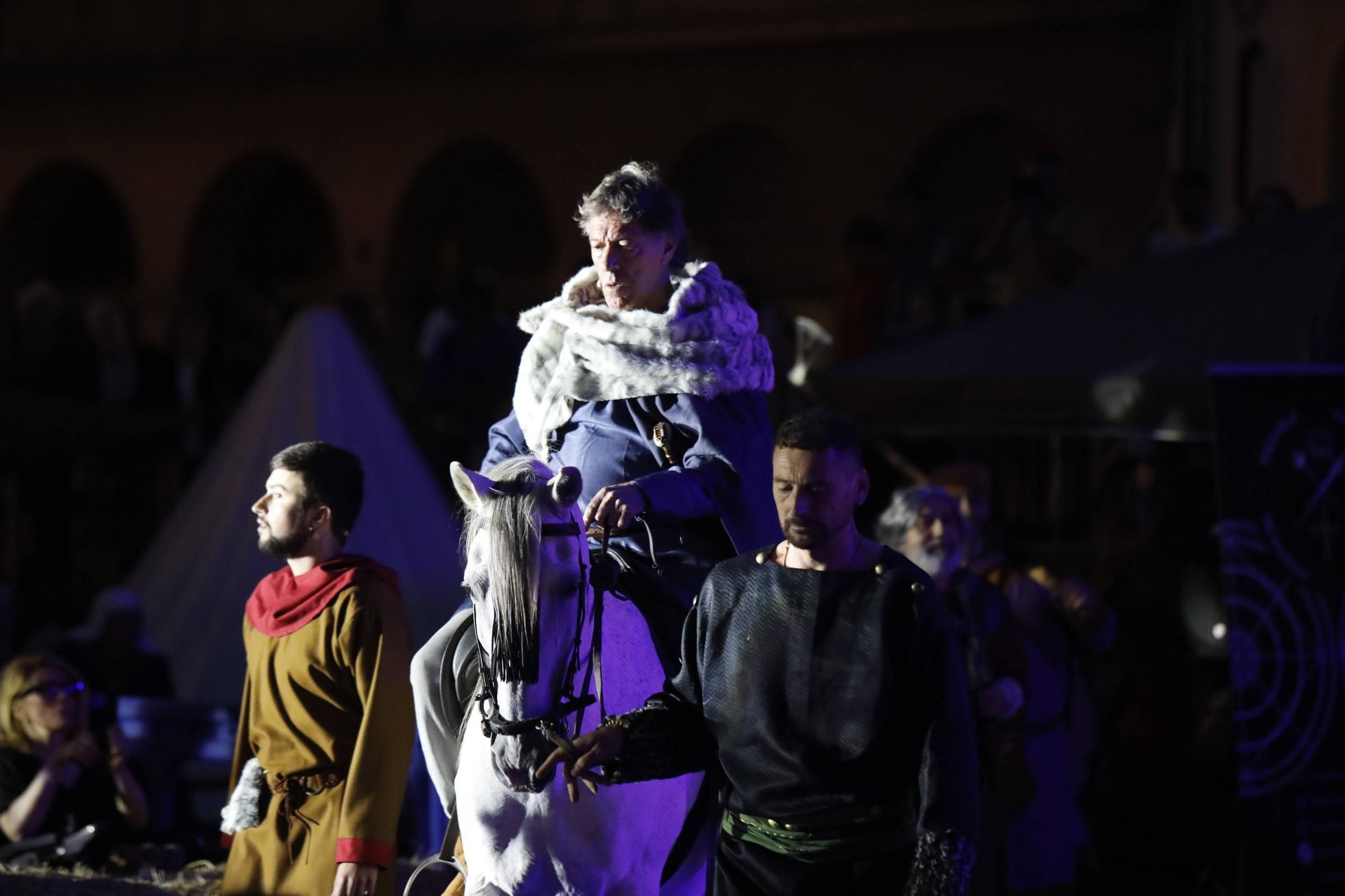 IMÁGENES: Recreacion de &quot;El primer peregrino&quot; en la plaza de la Catedral de Oviedo