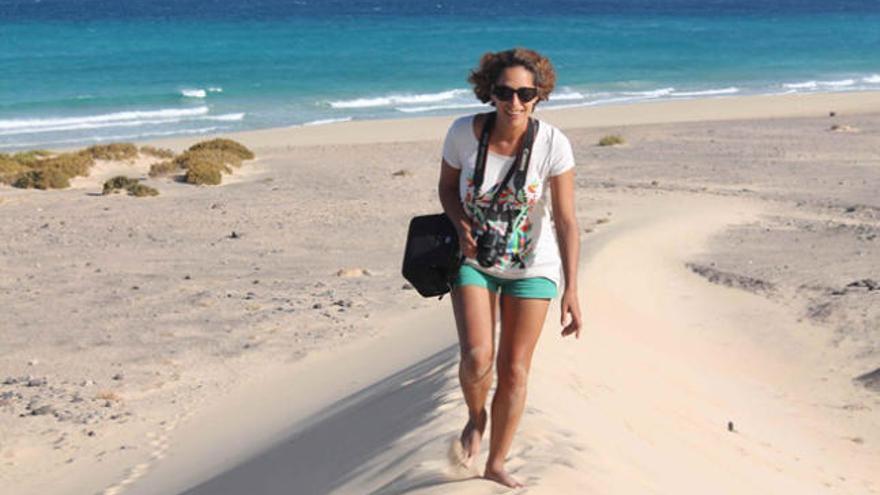 La diseñadora y publicista Malika Favre en las playas del Sur de Fuerteventura. | LP/DLP