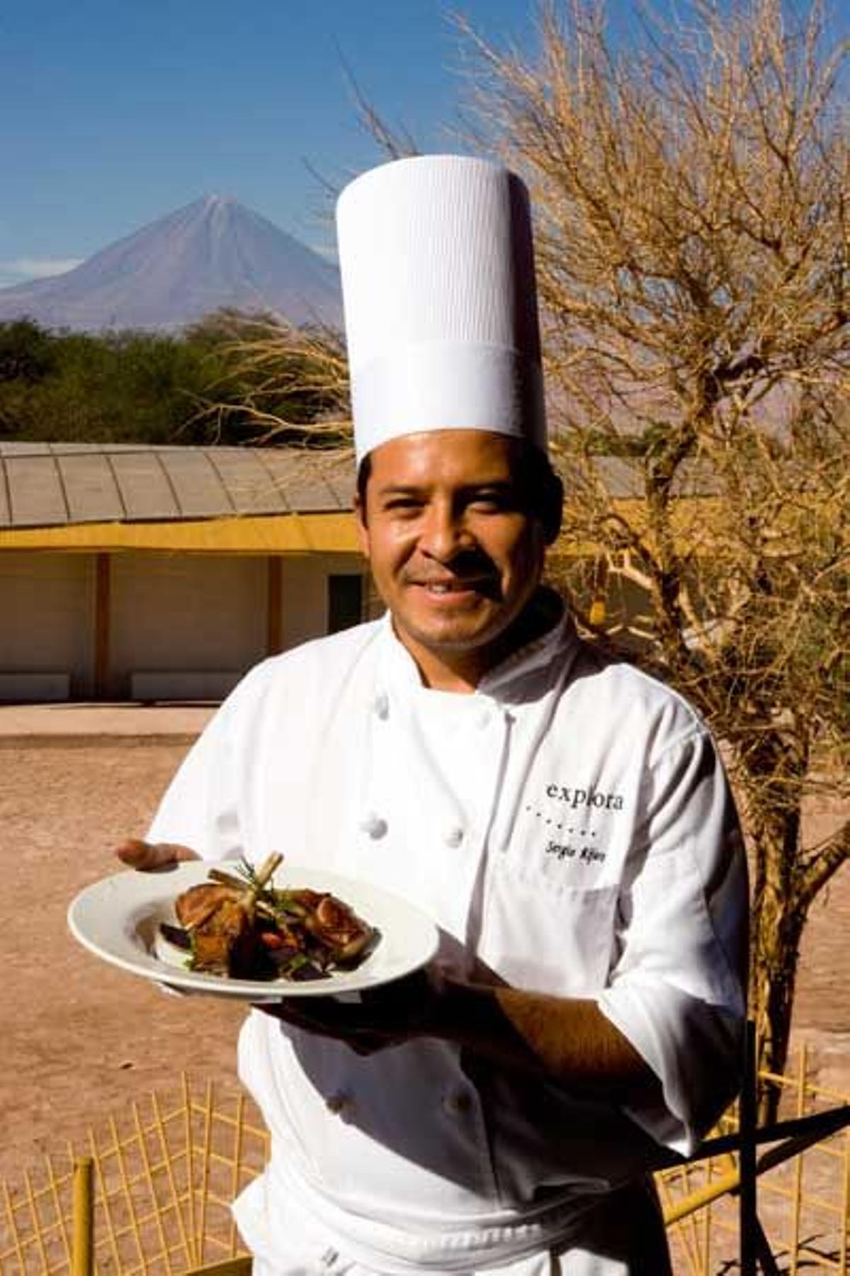 El cocinero de uno de los restaurantes de San Pedro de Atacama nos muestra uno de los platos típicos de la zona.