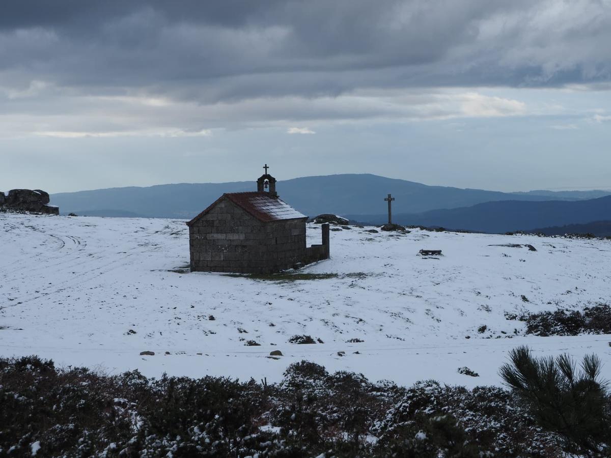 El manto de nieve en el monte do Seixo, el pico más alto de la sierra de O Cando