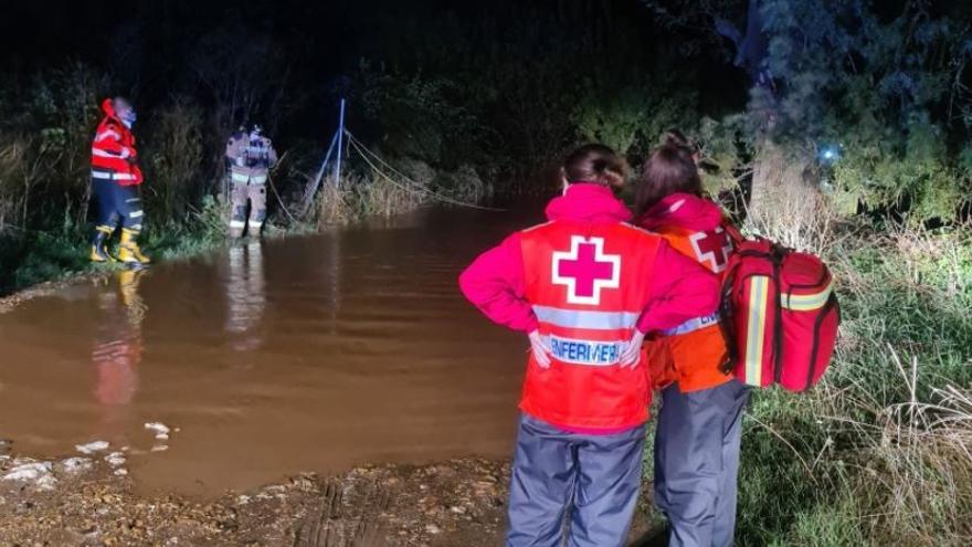 Cruz Roja participa en el rescate del varón que había caído a un arroyo en La Albuera