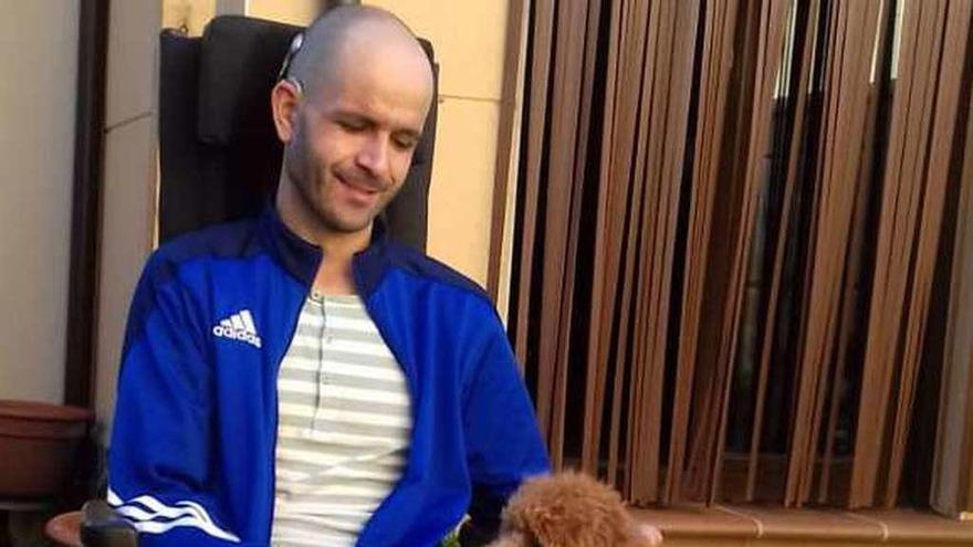 Luis Alejano junto a su perrita "Nora".