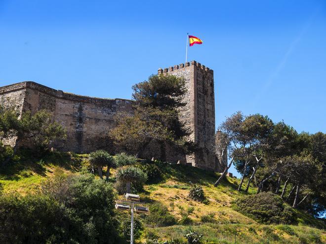 Castillo Sohail y puente de la armada en el Parque Fluvial de Fuengirola