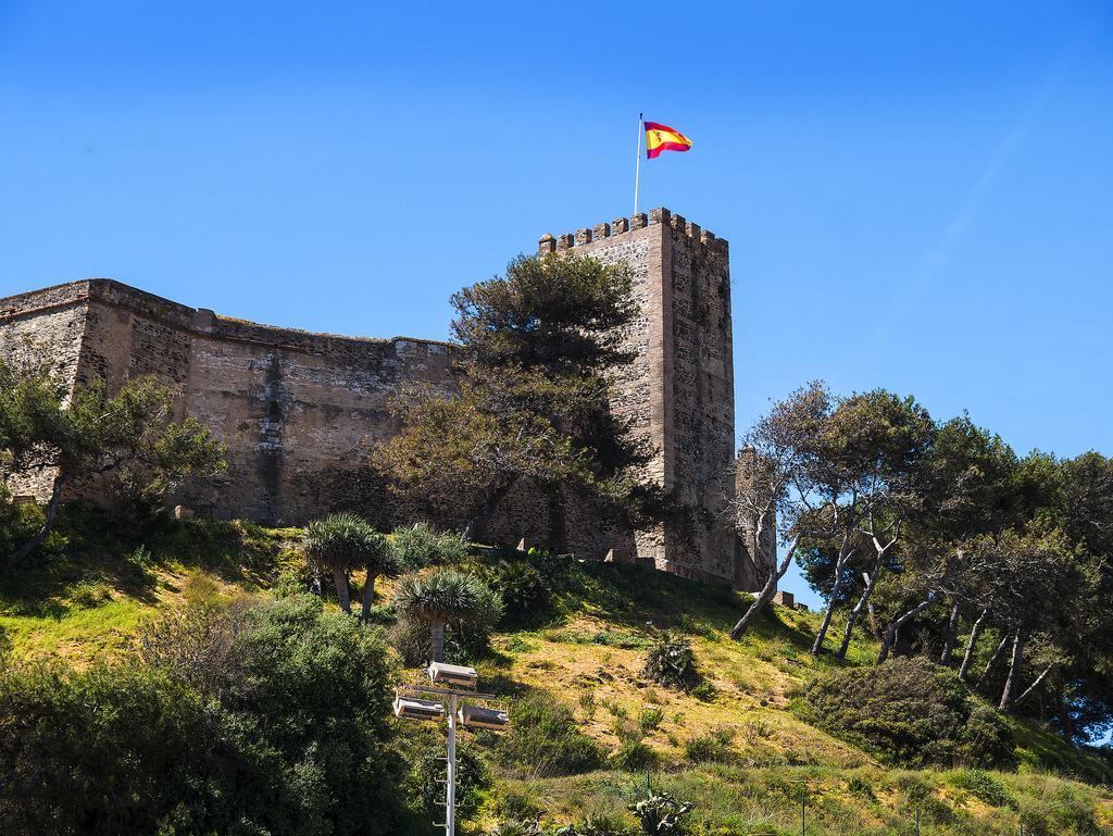 Castillo Sohail y puente de la armada en el Parque Fluvial de Fuengirola