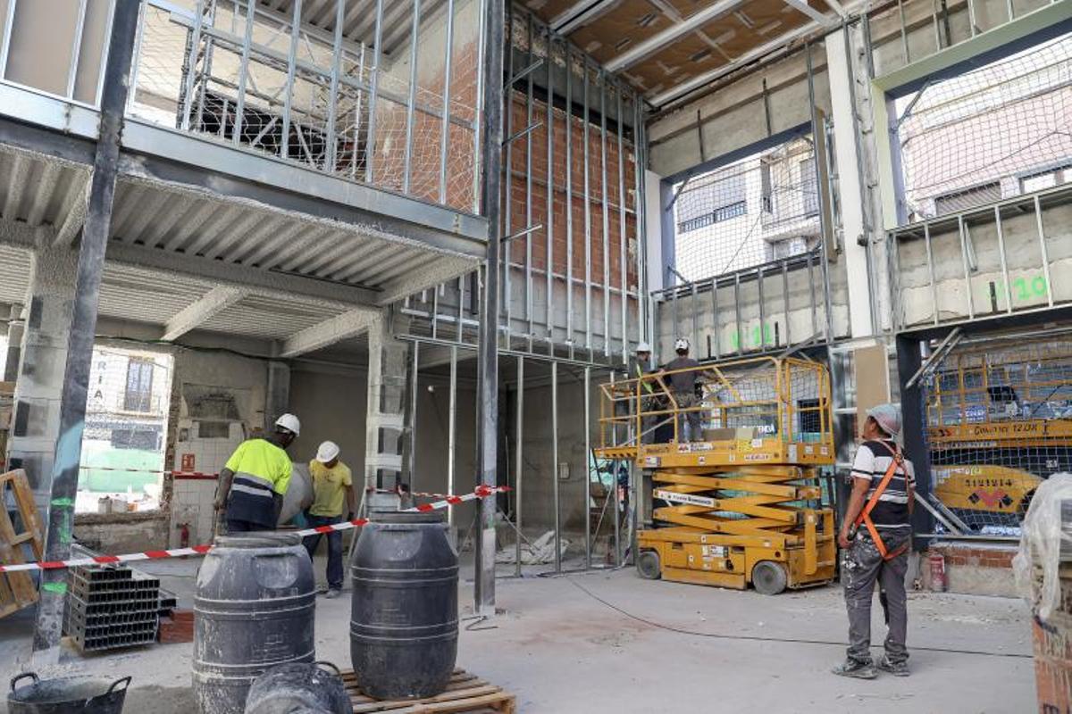 Los operarios trabajando en el interior del inmueble de abastos.