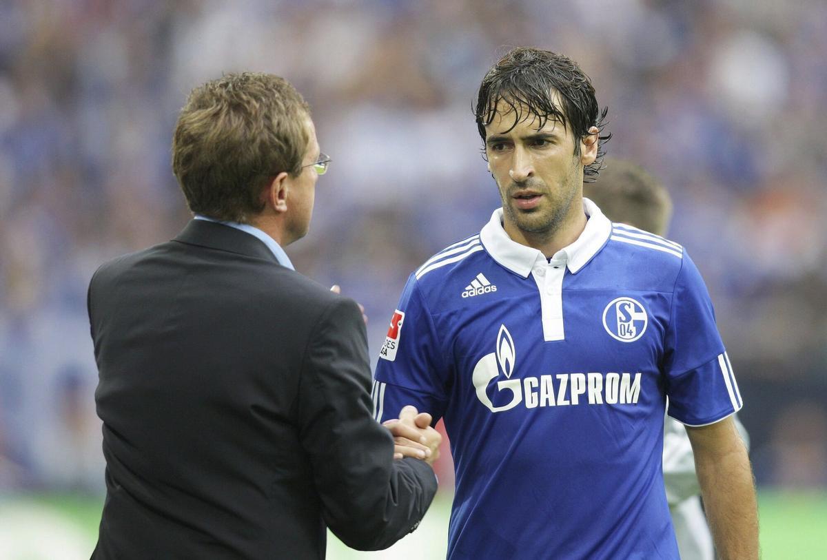 Raúl González y Ralf Rangnick, durante su etapa en el Schalke, en 2011.