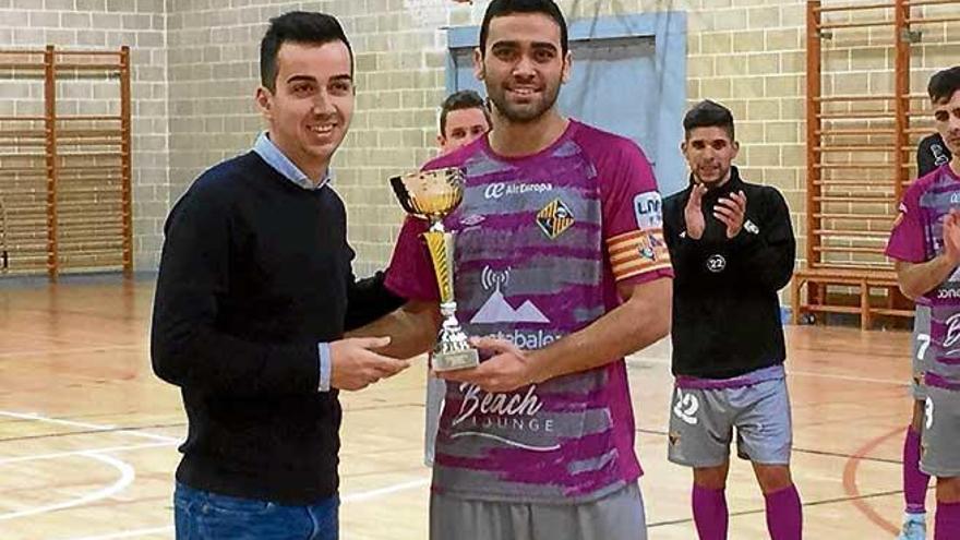 Tomaz recibió la copa de ganador del Trofeo ConectaBalear.