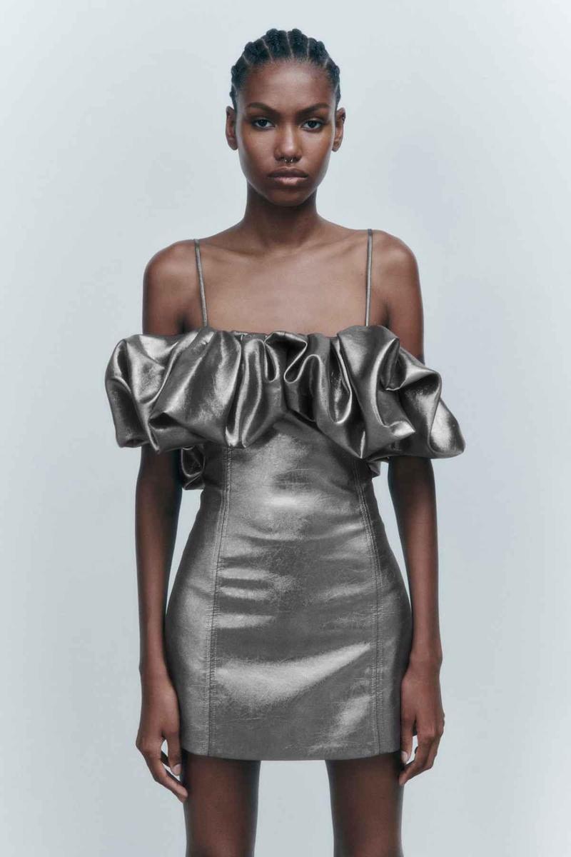 Vestido metalizado con detalle volante de Zara