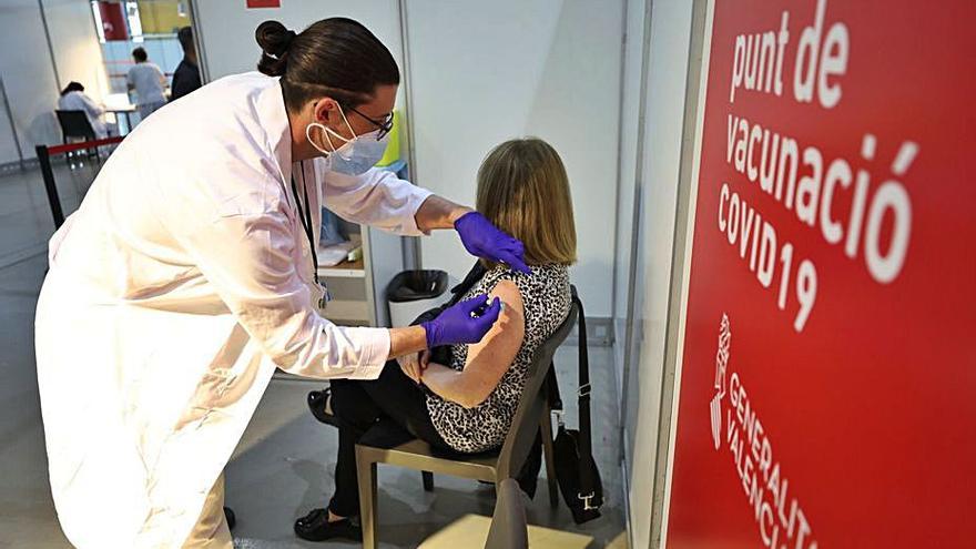 Una enfermera vacuna a una mujer en Elche. | ANTONIO AMORÓS