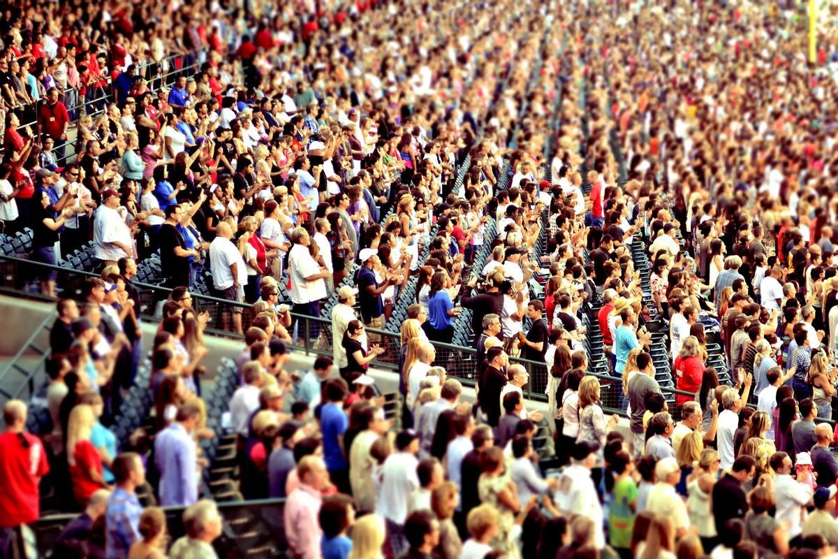 Imagen de una multitud en un evento deportivo