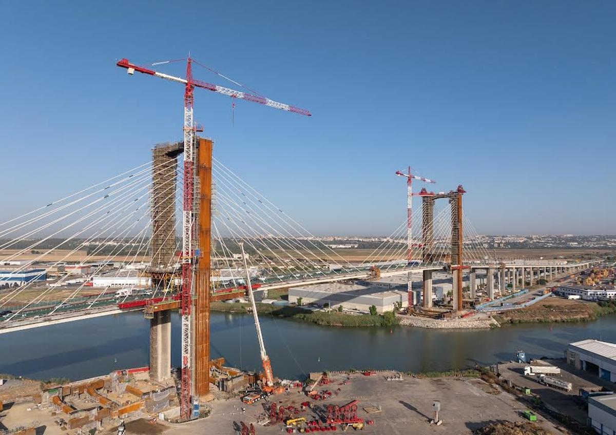 Archivo - Vista área de los trabajos de sustitución de los tirantes del Puente del Centenario.