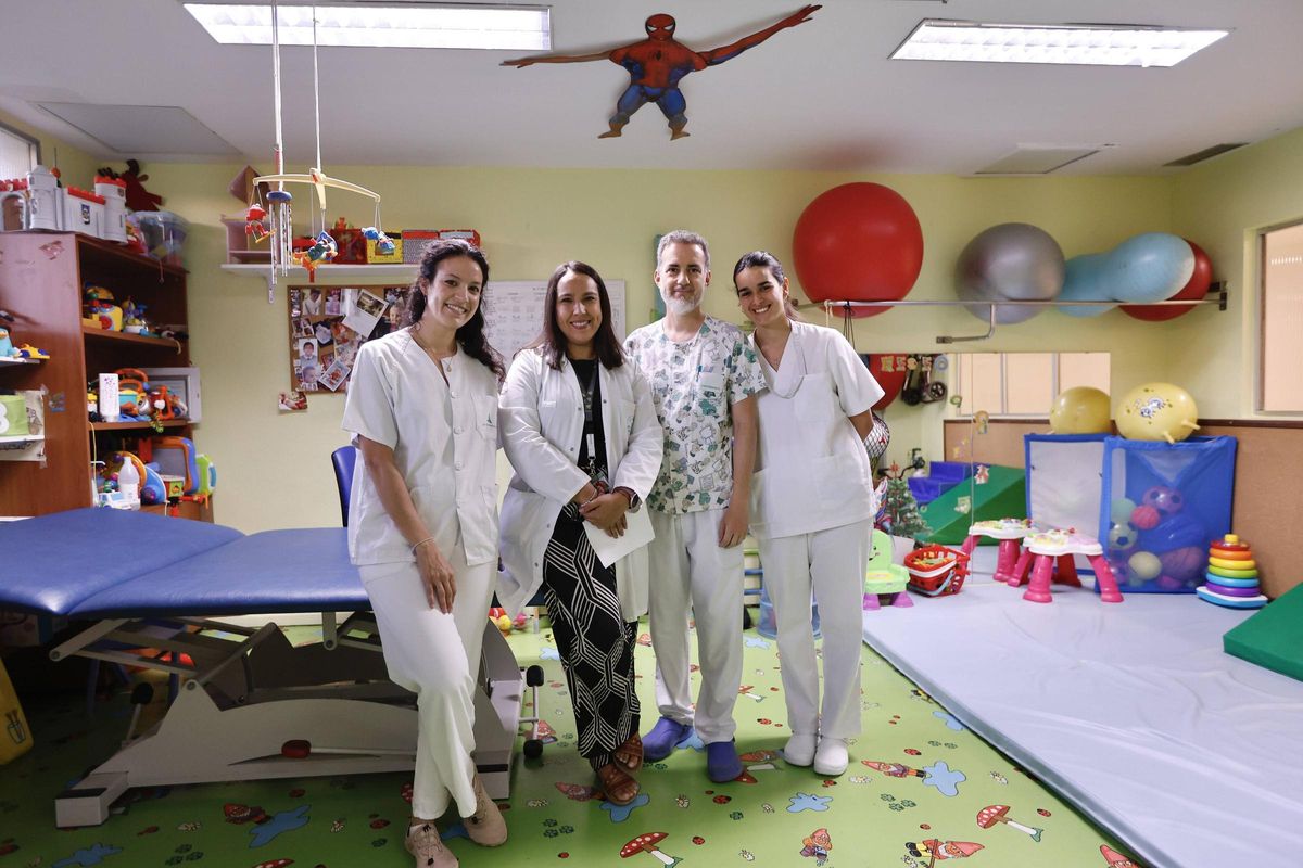 María Luisa León, segunda por la izquierda, coordinadora de la Unidad de Rehabilitación Infantil del hospital Reina Sofía, con algunos compañeros.
