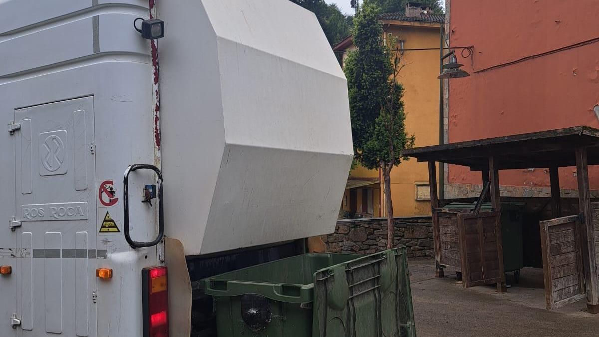 Limpieza de contenedores en un pueblo de Laviana.