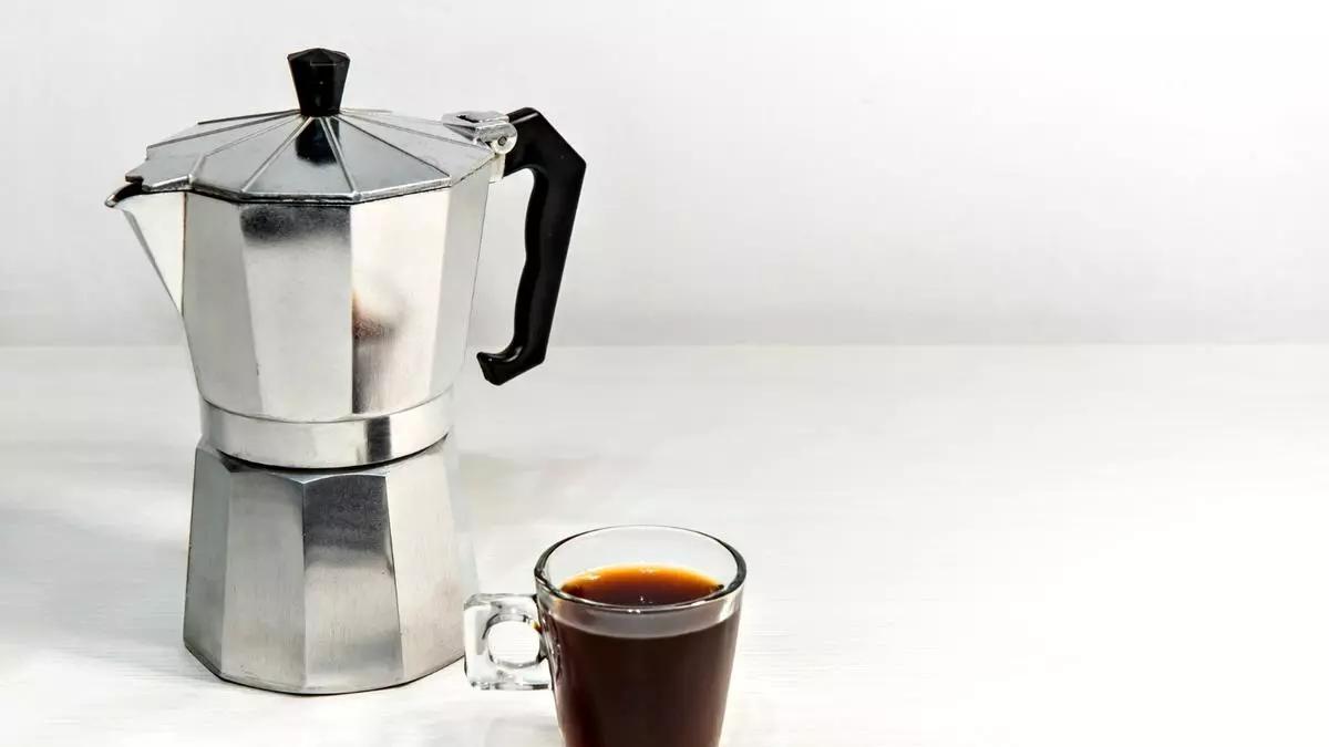 Llevas toda la vida limpiando mal la cafetera y no lo sabías: así es como tienes que hacerlo