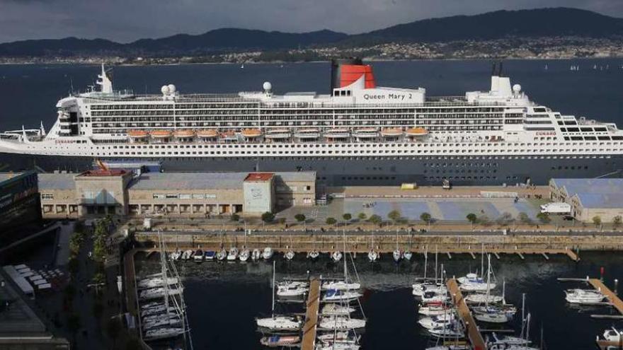 El &quot;Queen Mary 2&quot;, atracado ayer en la Estación Marítima, de donde zarpó por la noche rumbo Southampton. // Marta G. Brea