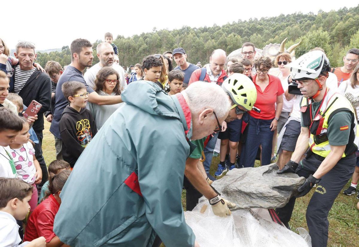José Carlos García-Ramos y miembros del Guardia Civil posan la huella de un dinosaurio terópodo, trasladada desde Oles en helicóptero al Museo del Jurásico. | ÁNGEL GONZÁLEZ