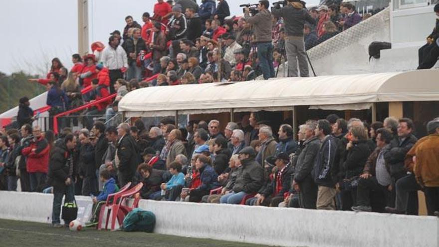 Imagen de las gradas abarrotadas de aficionados durante el derbi.