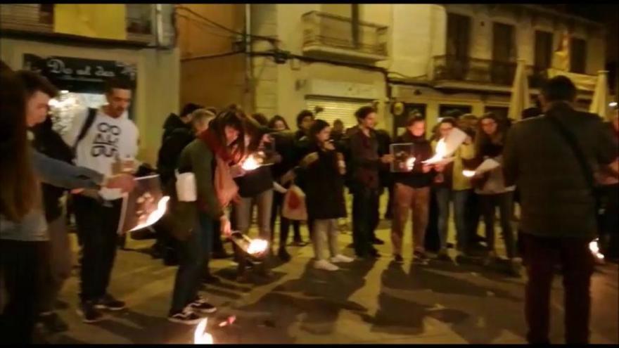 Una seixantena de persones cremen fotos del rei a Manresa