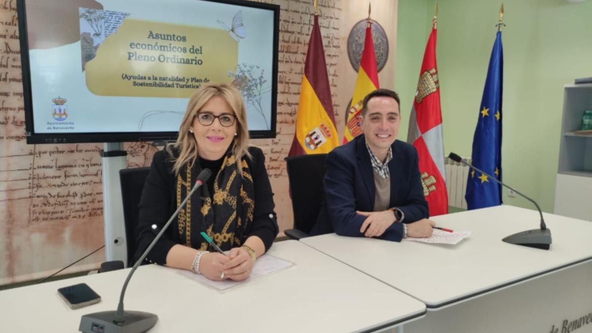 La concejala de Hacienda, Patricia Martín, y el alcalde de Benavente, Luciano Huerga, en el edificio administrativo del Ferial. | E. P.