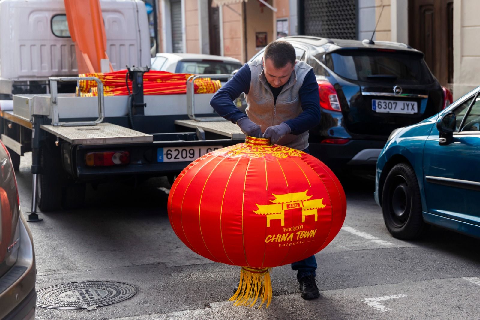 Así ha sido el montaje del nuevo año chino en el Chinatown de València