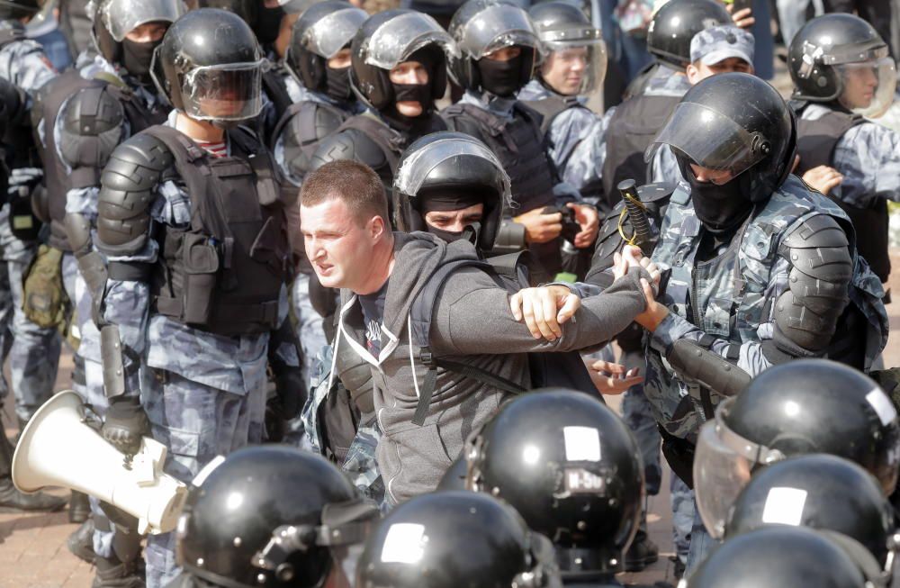 Cientos de detenidos en una protesta en Moscú.