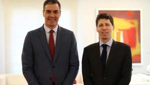 El presidente del Gobierno, Pedro Sánchez, junto al director ejecutivo de OpenAI, Sam Altman.