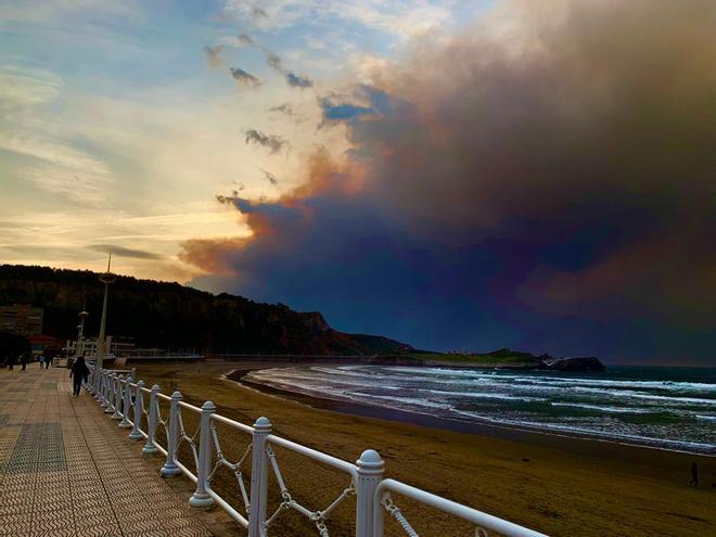 La nube de humo cubre la playa de Salinas y llega a Avilés