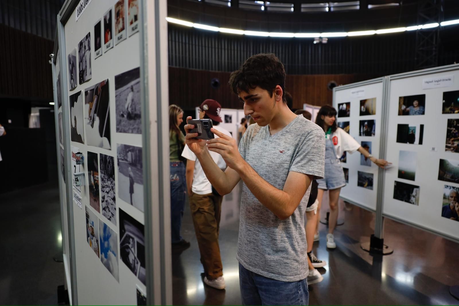 En imágenes | El Centro Cívico Delicias acoge una exposición de jóvenes fotógrafos de Zaragoza