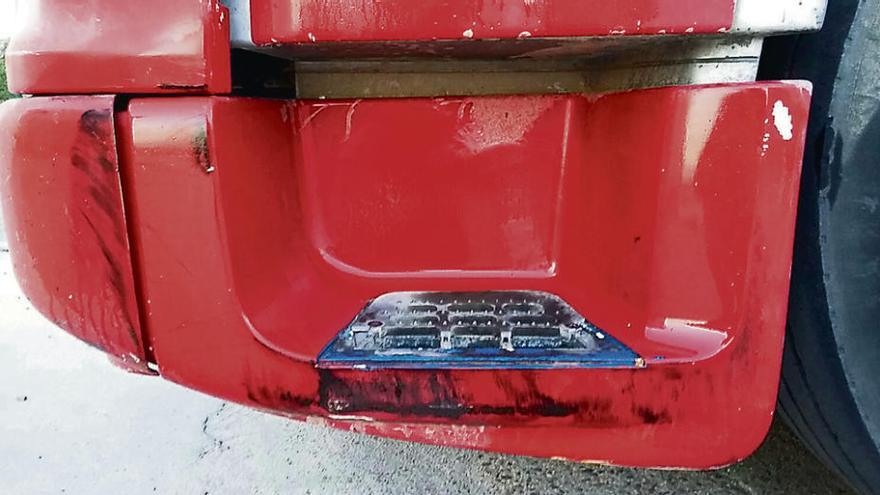 Detalle del peldaño dañado del camión contra el que Rosa Valdeón golpeó su vehículo. I Foto