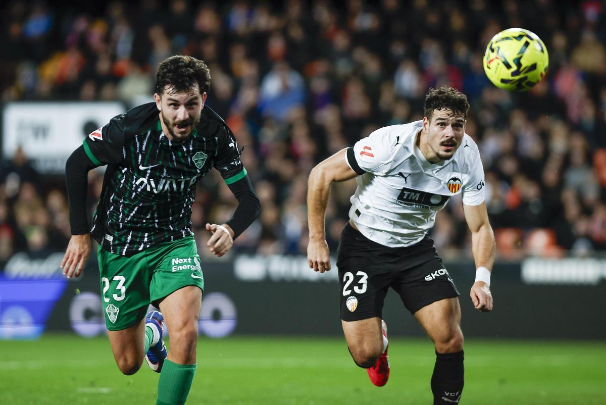 Imagen del derbi entre Elche y Valencia de la primera vuelta