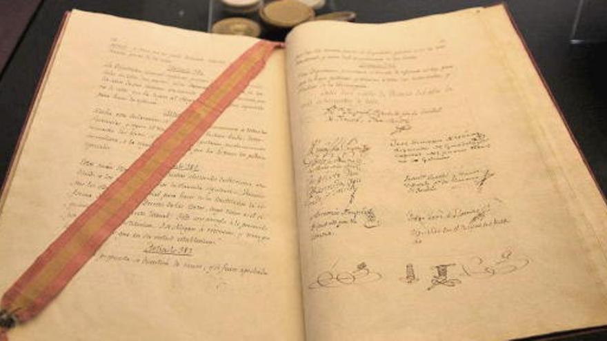 La Constitución de 1812 manuscrita y firmada por los diputados.