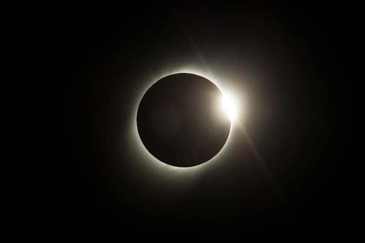 ¿Se podrá conducir durante el eclipse solar? La DGT aclara las normas y multas para el 12 de agosto