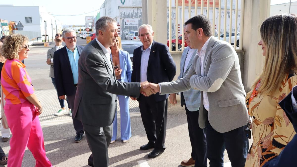 El conseller y la directora del Ivace, Júlia Company, visitan la comunidad de energía del polígono industrial de Alcodar en Gandia, respaldada por el Ivace con 189.000 euros.