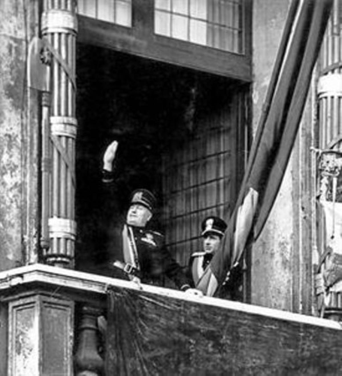 Mussolini al balcó del Palau Venècia, després de la marxa sobre Roma.