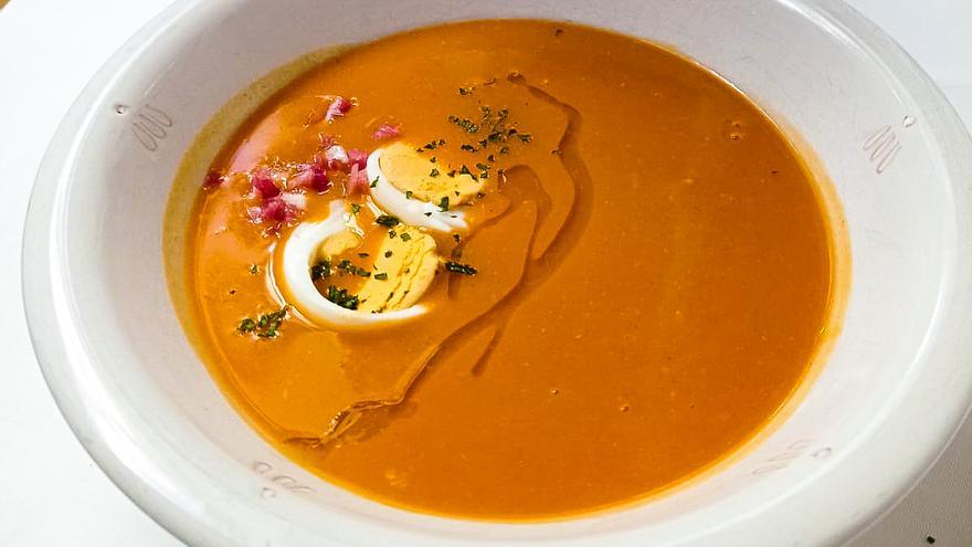 Crema de sopa de ajo con trocitos de jamón