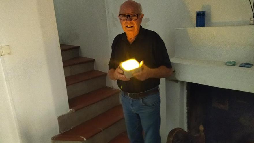 Un jubilado de Alicante lleva un año sin luz: &quot;Vivir a oscuras es un suplicio&quot;