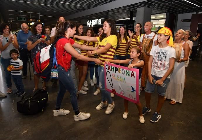 22/07/2019 TELDE.  Llegada al aeropuerto de Gran Canaria de Elena Melían, medalla en el Mundial de Sincronizada.  Fotógrafa: YAIZA SOCORRO.  | 22/07/2019 | Fotógrafo: Yaiza Socorro