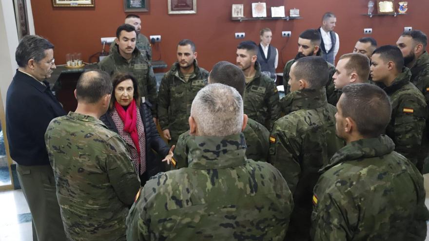 La ministra visita la base de Cerro Muriano y rinde homenaje al cabo Miguel Ángel Jiménez y al soldado Carlos León