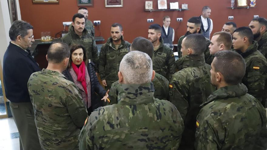 La ministra visita la base de Cerro Muriano y rinde homenaje al cabo Miguel Ángel Jiménez y al soldado Carlos León